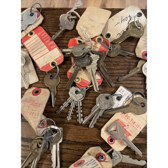 Lot of Old Keys Original Vintage Car Dealership Gas Locks Misc Ford Mercury - Picture 7 of 14